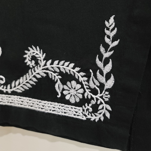 GUESS Embroidered Pencil Skirt โ Floral, Side Slits, Zip Back โ EUC โ Size 2 - Picture 9 of 16